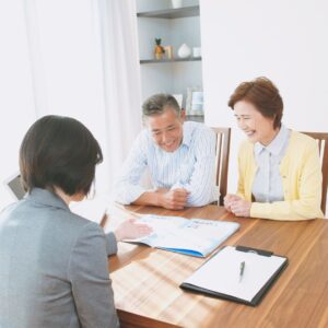img of a couple talking to an advisor